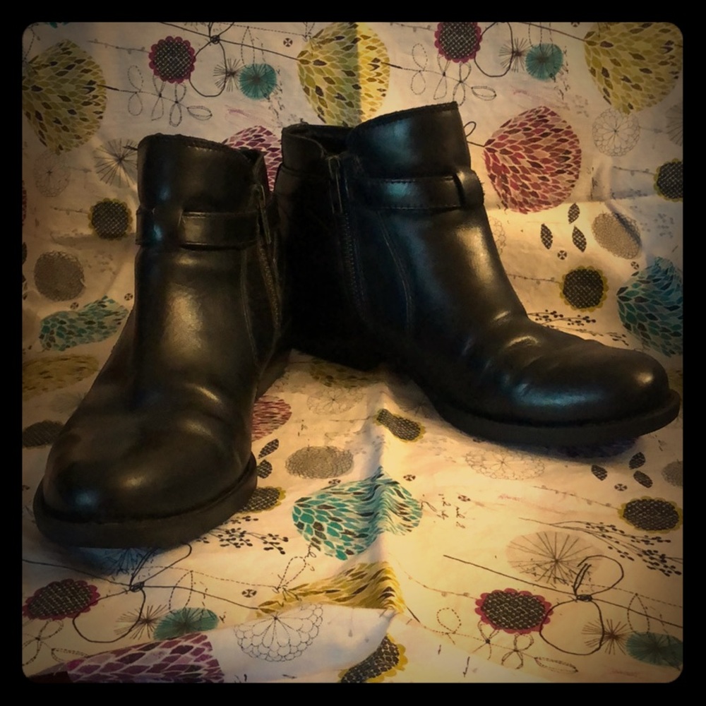 BORN Baily black bootie